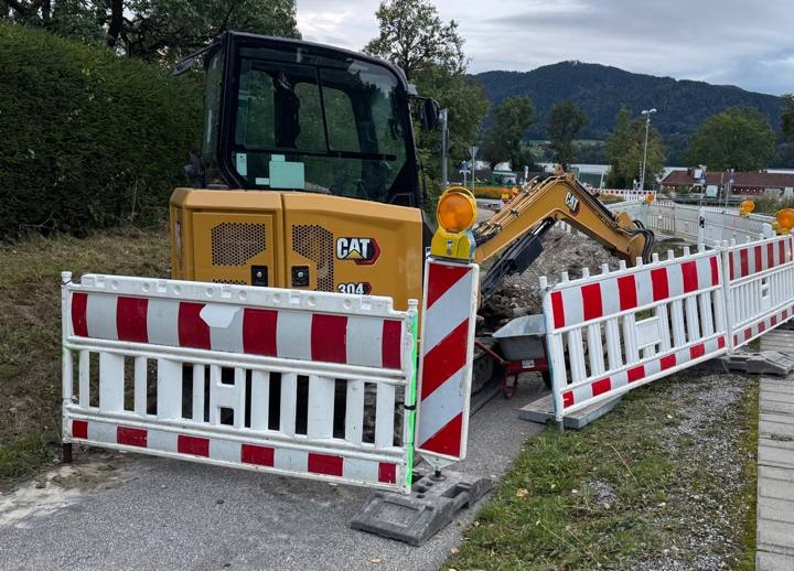 Grabenarbeiten an der Straße – abgesichert