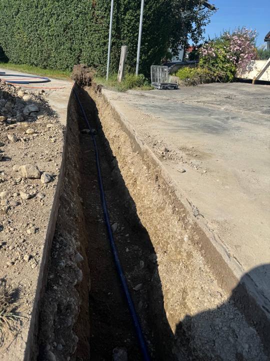 Offener Leitungsgraben entlang der Straße
