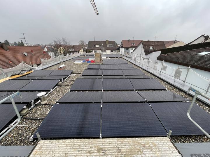 Aufgeständerte Module auf Kiesdach