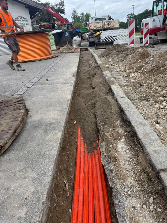 Trasse mit Schutzrohren im Gehweg